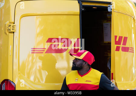 London, Großbritannien - 13 September, 2018: Nahaufnahme von DHL-Lieferwagen in Chelsea Gegend der Stadt mit Menschen wieder Öffnen der Tür auf der Straße Stockfoto