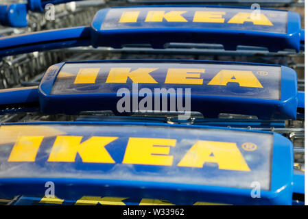 Huddinge, Schweden - 11. Juli 2019: Close-up gespeichert Ikea Shopping Carts. Stockfoto