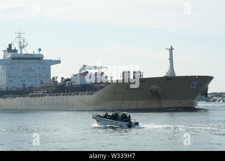 Globale Häfen, Durban, KwaZulu-Natal, Südafrika, Charter Angeln Motorboot Segeln vorbei Tanker in Hafeneingang, Schiff, Fisch, Erholung, Sport Stockfoto