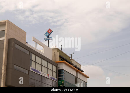 Bangalore, Indien Juni 27,2019: Domino's Pizza Billboard oben auf dem Gebäude am Bengaluru. Stockfoto