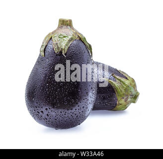 Rohen Auberginen mit Wassertropfen auf einem weißen Hintergrund. Stockfoto