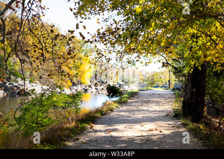 Leere Spur Pfad im Herbst Potomac River in den großen Fällen, Maryland mit buntes Laub und Laub auf der Straße von Canal Stockfoto