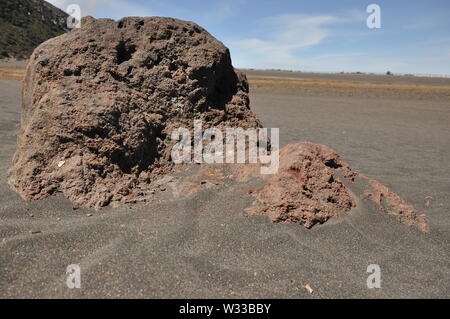 Irazu Vulkan in Costa Rica. Krater in den Wolken mit Schutzeinrichtungen. Fragmente von Lava und Bimsstein. Stockfoto