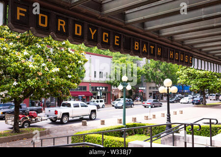 Hot Springs, USA - Juni 4, 2019: Historische natürliches Mineralwasser Whirlpool Haus, Bathhouse Row mit Fordyce zeichen Gebäude im Nationalpark durch Stadt St Stockfoto