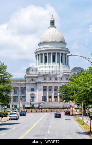 Little Rock, USA - Juni 4, 2019: State Capitol von Arkansas vertikale Ansicht an einem sonnigen Tag und Straße Straße und Autos im Sommer geparkt Stockfoto