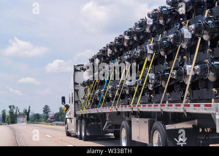 Little Rock, USA - Juni 4, 2019: Interstate highway Road i30 in Arkansas Landschaft mit Lkw Ladung transportieren Hendrickson motor Teile für Autos Stockfoto