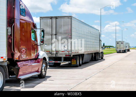 Ranger, USA - Juni 7, 2019: Truck Stop auf der Autobahn in Ranger, Texas mit viele Fahrzeuge geparkt Stockfoto
