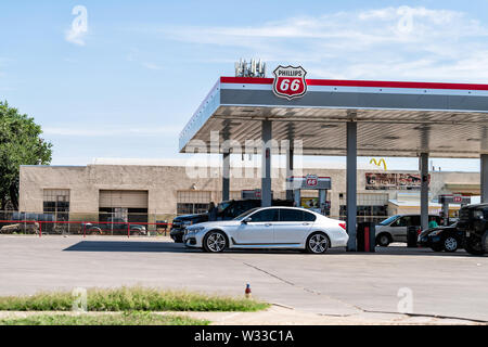 Post, USA - Juni 8, 2019: Phillips 66 hat Station auf der Autobahn Straße 84 in Texas Landschaft mit Gebäude im Sommer Stockfoto