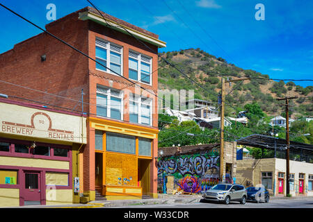 Grafitti und historischen Backsteingebäude in der Nähe von Wohngebiet in den Ausläufern in der Brewery Gulch Bezirk von Bisbee, AZ, USA Stockfoto