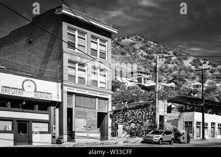 Grafitti und historischen Backsteingebäude in der Nähe von Wohngebiet in den Ausläufern in der Brewery Gulch Bezirk von Bisbee, AZ, USA, in Schwarz und Weiß Stockfoto