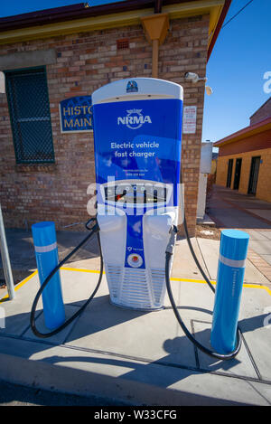 NRMA Elektrofahrzeug schnell Ladestation hinter dem Rathaus in Glen Innes im Norden von New South Wales, Australien Stockfoto