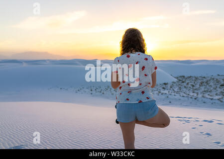 Mädchen zurück Ausübung auf ein Bein in White Sands Dunes National Monument in New Mexico Sonnenuntergang Stockfoto