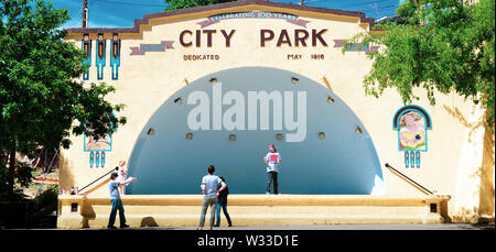 Jugendliche Üben einer Performance im City Park amplitherater in der alten Minenstadt Bisbee, AZ, USA Stockfoto