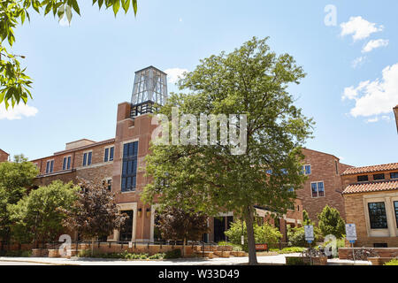 Boulder, Colorado - 11. Juli 2019: Schöne Architektur im Roser-Atlas-Gebäude auf dem Campus der University of Colorado Boulder. Stockfoto