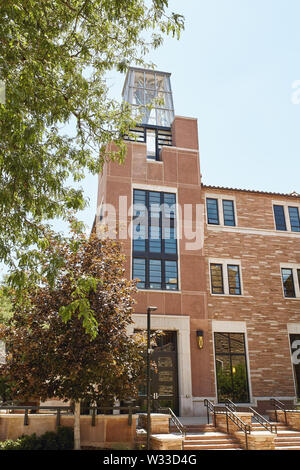 Boulder, Colorado - 11. Juli 2019: Schöne Architektur im Roser-Atlas-Gebäude auf dem Campus der University of Colorado Boulder. Stockfoto