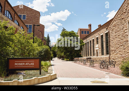 Boulder, Colorado - 11. Juli 2019: Schöne Architektur im Roser-Atlas-Gebäude auf dem Campus der University of Colorado Boulder. Stockfoto