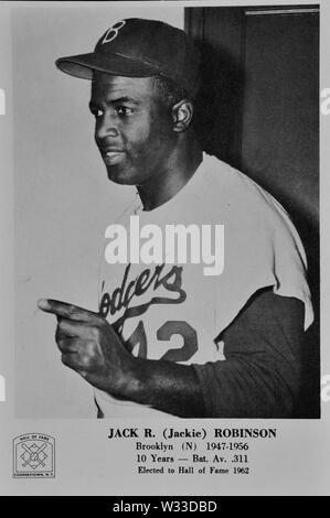 Souvenir Hall of Fame Foto von Jackie Robinson, der als erster African American baseball players die Farbe Sperre mit der Brooklyn Schwindler 1947 zu brechen. Stockfoto