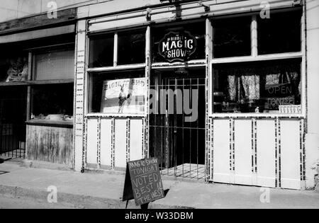 Funky, Altbau, dekoriert mit Tasten um die Storefront Windows, Häuser der Bisbee Magic Show, in der alten Minenstadt Bisbee, AZ, USA Stockfoto