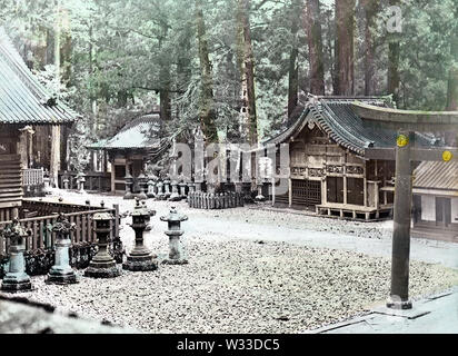 [1890s Japan - Heilige Schreine bei Nikko] - Die 6 Meter hohe Karado Torii, der erste Bronze TORII in Japan, wie aus den Yomeimon in Nikko gesehen. Das Gebäude in der Mitte ist Shinkyu, der Stall für heilige Pferde und das einzige Gebäude aus einfachem Holz in Toshogu Schrein. Das Tor auf der linken Seite ist das Niomon. 19 Vintage Glas schieben. Stockfoto