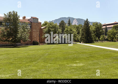Boulder, Colorado - 11. Juli 2019: Schöne Architektur und Gelände auf dem Campus der University of Colorado Boulder. Stockfoto