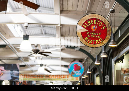 New Orleans, USA - 23. April 2018: In der Altstadt von French Quarter überdachten Arkade essen Flohmarkt in Louisiana Stadt mit Alverto's Cheese w Stockfoto