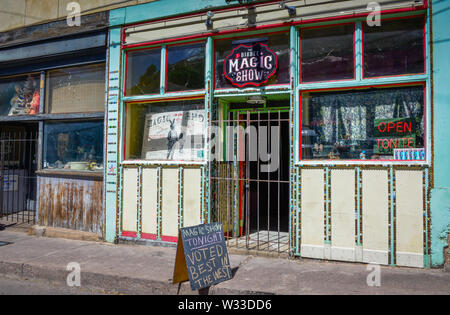 Funky, Altbau, dekoriert mit Tasten um die Storefront Windows, Häuser der Bisbee Magic Show, in der alten Minenstadt Bisbee, AZ, USA Stockfoto