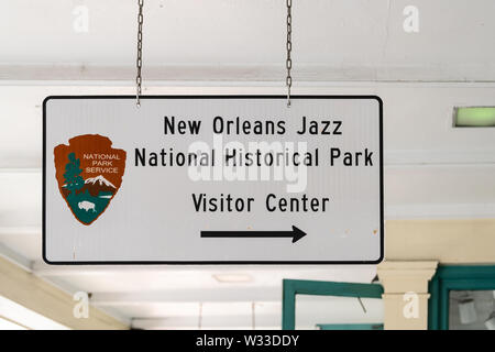 New Orleans, USA - 23. April 2018: Street Sign in New Orleans Jazz National Historic Park Visitor Center in Louisiana berühmte Stadt Stockfoto