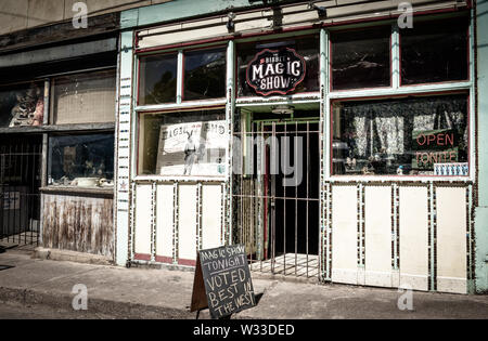 Funky, Altbau, dekoriert mit Tasten um die Storefront Windows, Häuser der Bisbee Magic Show, in der alten Minenstadt Bisbee, AZ, USA Stockfoto