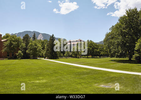 Boulder, Colorado - 11. Juli 2019: Schöne Architektur und Gelände auf dem Campus der University of Colorado Boulder. Stockfoto