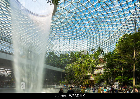 Landschaft Innenansicht von Jewel Changi Airport mit blauem Himmel, Singapur Stockfoto