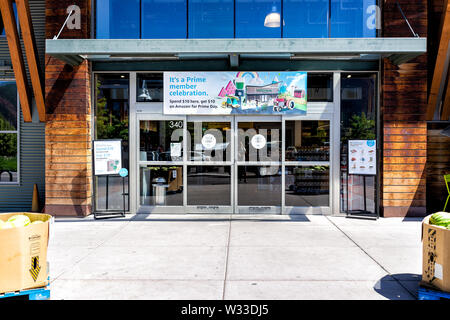 Basalt, USA - 10. Juli 2019: Whole Foods Market store Eingang mit Banner anmelden Werbung Förderung prime Tag Förderung von $ 10 $ 10 für eine Stockfoto