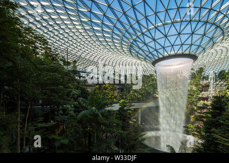 Üppige Landschaft Innenansicht von Jewel Changi Airport mit blauem Himmel und Rainbow, Singapur Stockfoto