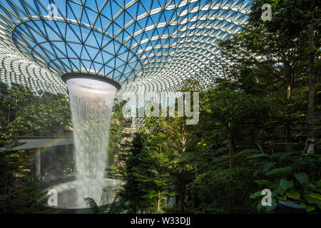 Üppige Landschaft Innenansicht von Jewel Changi Airport mit blauem Himmel und Rainbow, Singapur Stockfoto