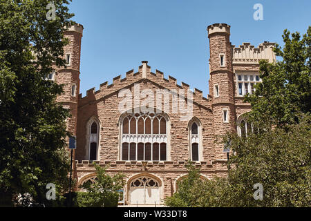 Boulder, Colorado - 11. Juli 2019: Außenansicht des Macky Auditorium Gebäudes auf dem Campus der University of Colorado Boulder. Stockfoto
