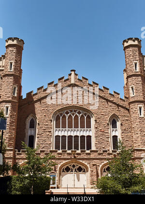 Boulder, Colorado - 11. Juli 2019: Außenansicht des Macky Auditorium Gebäudes auf dem Campus der University of Colorado Boulder. Stockfoto