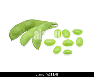Frische grüne Sojabohnen auf weißem Hintergrund Stockfoto