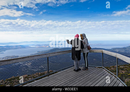 Hobart Australien/ein paar Touristen genießen Sie die spektakuläre Aussicht über Hobart vom Gipfel des Mount Wellington. Stockfoto