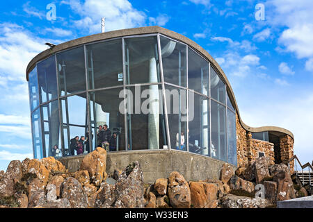 Hobart Australien/Touristen genießen Sie die spektakuläre Aussicht über Hobart vom Mount Wellington Gipfel Observatorium. Stockfoto