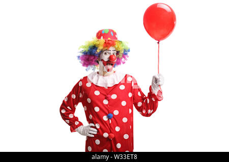 Fröhliche Clown mit einem roten Luftballon auf weißem Hintergrund Stockfoto