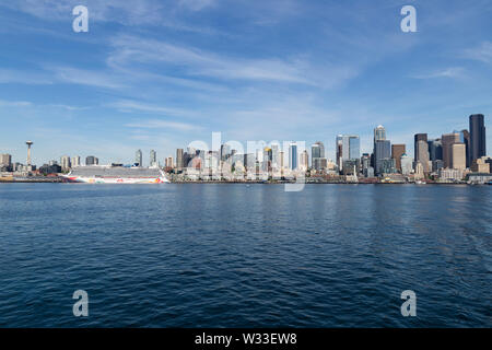 Vereinigte Staaten von Amerika, USA, Washington, Seattle, 11. Mai 2019. Blick von der Fähre Puget Sound auf die Skyline der Stadt und einem Kreuzfahrtschiff Stockfoto