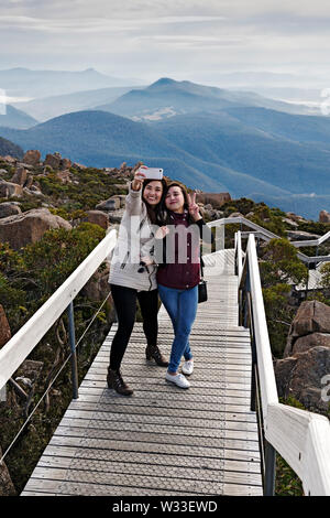 Hobart Australien/ein paar Touristen selfies genießen Sie vom Gipfel des Mount Wellington. Stockfoto