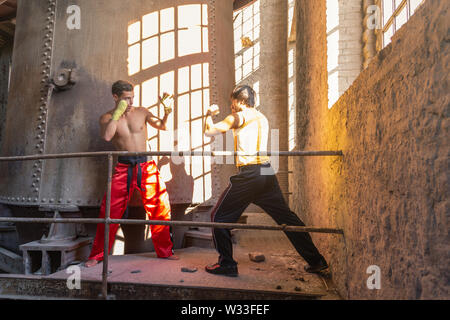 Starke Männer üben full contact Stockfoto