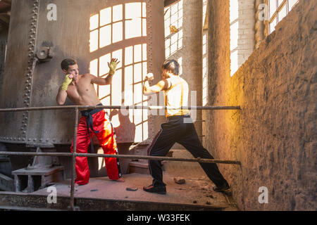 Starke Männer üben full contact Stockfoto