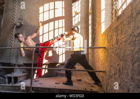 Starke Männer üben full contact Stockfoto