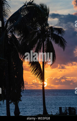 Sonnenuntergang auf Tahiti Französisch Polynesien Strand Stockfoto