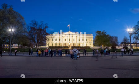 WASHINGTON, DC, USA - April 4, 2017: Nachts lange Belichtung geschossen von Touristen im Weißen Haus in Washington. Stockfoto