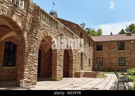 Boulder, Colorado - 11. Juli 2019: Außenansicht des Gebäudes McKenna Languages auf dem Campus der Universität von Colorado Boulder in der Nähe des Varsity Lake. Stockfoto