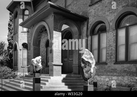 Azurit Exemplare außerhalb auf Kupfer Sockel ausgestellt vor dem Bisbee Bergbau und das Historische Museum in der kleinen Stadt Amerika, Bisbee, AZ Stockfoto