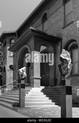 Azurit Exemplare außerhalb auf Kupfer Sockel ausgestellt vor dem Bisbee Bergbau und das Historische Museum in der kleinen Stadt Amerika, Bisbee, AZ Stockfoto