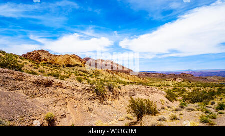 Schroffe Berge entlang der Autobahn SR 165 in das El Dorado Canyon an der Grenze von Nevada und Arizona. Ebenfalls Teil des Lake Mead, USA Stockfoto